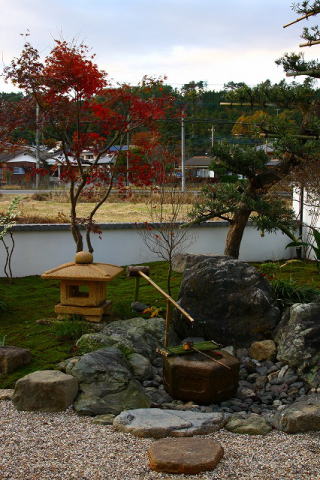 施工例：灯籠と蹲踞のある日本庭園